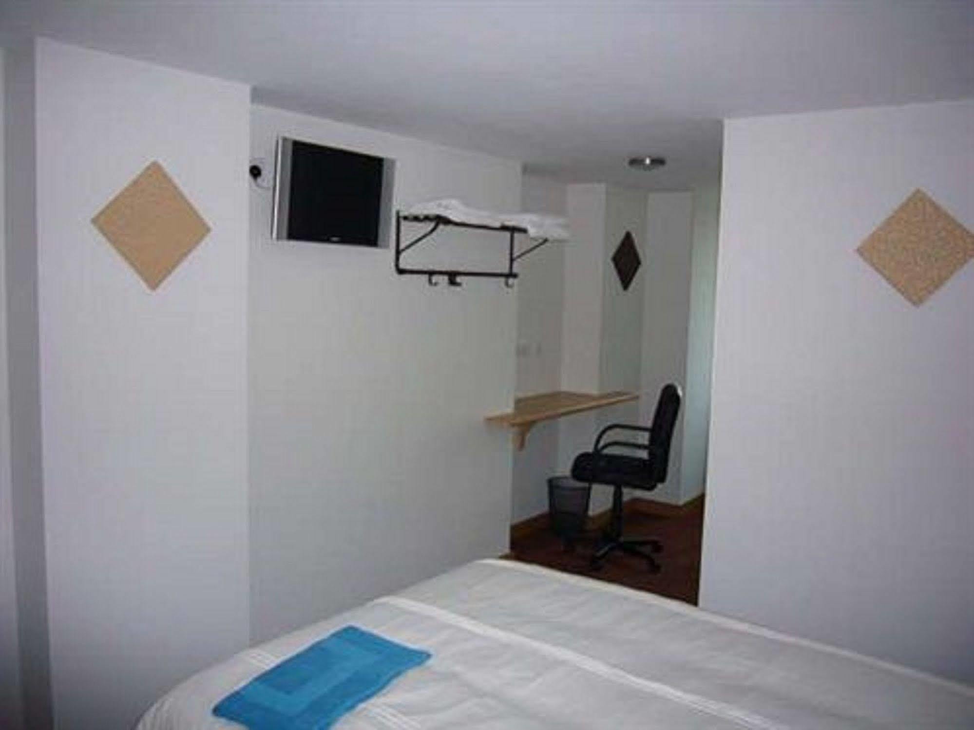 Rosemount Hotel Heathrow Хаунслоу Экстерьер фото
